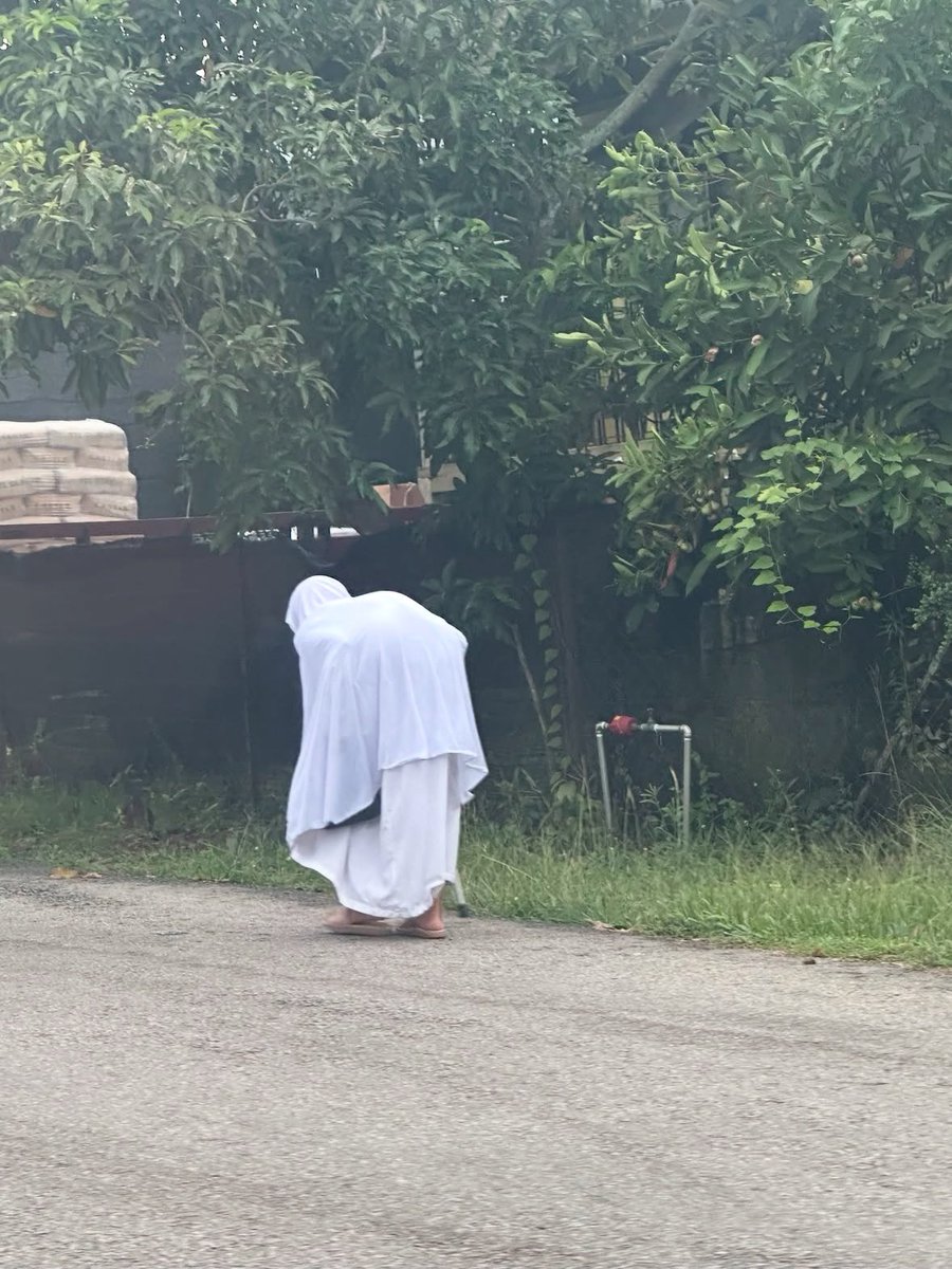 kongsiviralje's tweet photo. Bila tengok nenek ni, rasa malu dengan diri sendiri. Setiap kali azan berkumandang, langkah dia tetap menuju ke masjid. 

Bukan sebab terpaksa, tapi sebab hati dia dah jatuh cinta pada rumah Allah. Semoga kita juga diberi hati yang sentiasa rindu ke masjid. 

Kredit : mex_gojes https://t.co/tI2a7TcDep