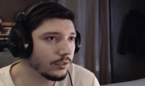 SixenFR's tweet photo. 200 RT je montre un gameplay de Pablitoz à un Coréen que je ramène à l’hôtel, il devra deviner son rank https://t.co/YxaHn8bdqy