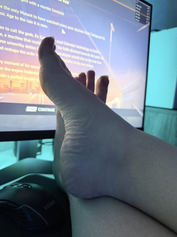 Isabeladvr's tweet photo. For feet lovers #feetfetısh #feet  #feetworshi̇p #feetdomination https://t.co/Lc9ngveFqT