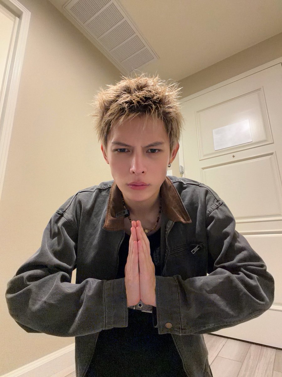 cortisinawvrse's tweet photo. [260812] WEVERSE POST

 IRVING!!!!!!!!!!!

Buat kalian yang ga peduli sama panas dan lembapnya cuaca dan tetap lompat-lompat

Buat kalian yang teriak sampe muka kalian merah banget

Buat kalian yang nyanyi di setiap liriknya, baik bahasa Inggris maupun Korea

Buat kalian yang bener-bener ikut nariin seluruh koreografi bareng kami selama kami tampil

Buat kalian yang menghias topi cowboy kalian yang keren

Buat kalian yang saling berbagi pelukan dan kasih sayang

Dan terakhir,
Buat kalian yang bersenang-senang dari awal sampai akhir dan terus kasih kami banyak cinta 🫶

TEXAS IRVING!!!!!
Kalian benar-benar menyambut kami dengan hangat dan menerima kami dengan tangan terbuka
(btw, makasih buat kalian yang minjemin topi cowboy kalian ke kami 🤠)

Di sini semua orang saling peduli satu sama lain

Dan kalian benar-benar bisa merasakannya
Indah banget bisa melihat hal seperti ini

Aku benar-benar bersyukur bisa menjadi bagian dari malam yang luar biasa ini
Makasih 🙌🙌

Sampai ketemu lagi
PUT YOUR PHONE DOWN은 정신이지
DAN
PERJALANAN PYPD MASIH TERUS BERLANJUT

🙇🏻‍♂️🙇🏻‍♂️🙇🏻‍♂️🙇🏻‍♂️🙇🏻‍♂️

#CORTIS #코르티스 #JAMES #제임스 #GREENGREEN
🐼
