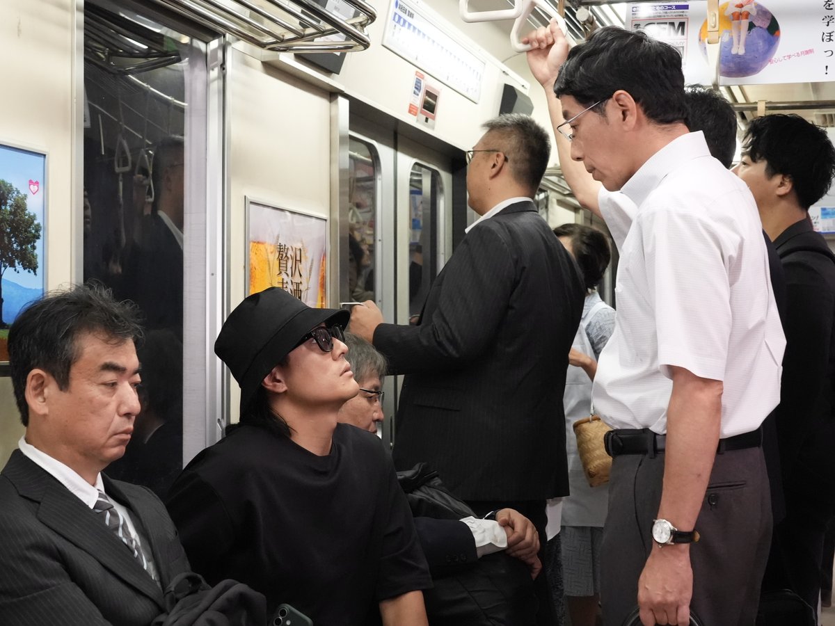 Storm_FILM_'s tweet photo. 📺 #ワロタ！のコントちょい見せ
　　  【#5】｜「心の声で」
　　 ￣￣￣￣￣￣￣￣￣￣￣
ある日、#SixTONES の森本慎太郎（#森本慎太郎）は、移動のため電車に乗る。帰宅ラッシュで混み合っている電車内。座席に座っている森本の前には、吊り革につかまっているサラリーマン風の男性（#野間口徹）が立っていた。次第に森本には、電車内のある人物の“心の声”が聞こえてくる…。

番組の視聴はこちら
▶︎▶︎https://t.co/iGj68bc26q

番組の感想は˗ˏˋ #ワロタ２ ˊˎ˗ で！