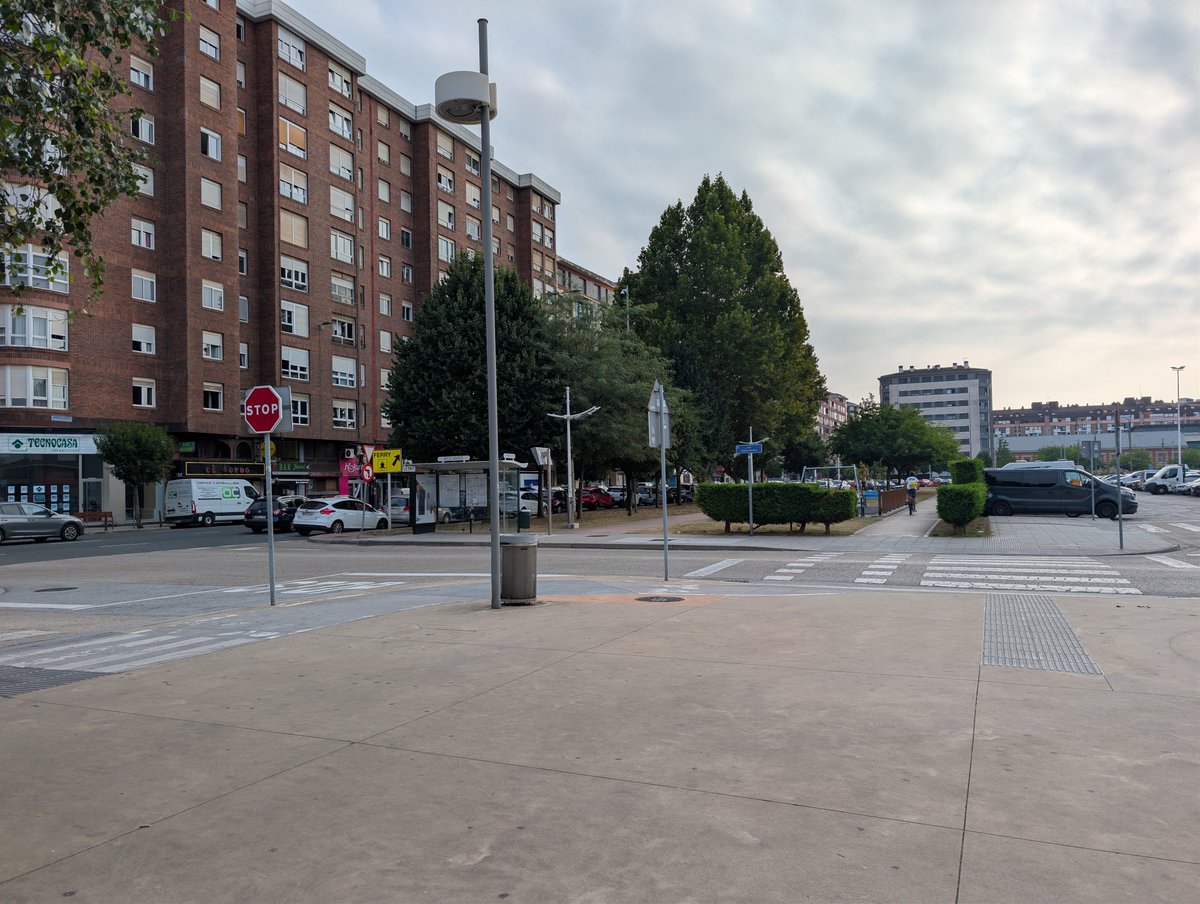 pelicato's tweet photo. Al ingeniero que diseño y firmó el proyecto de este tramo del carril bici de Marqués de la Hermida, meterlo en la cárcel seria poco. #CastillaHermida #Santander #Smartcityfail https://t.co/Mrj0bHl5Ni
