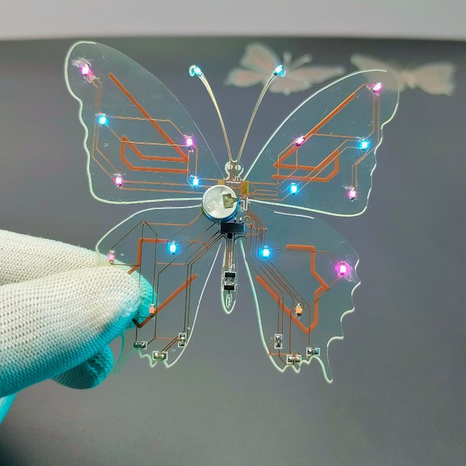 JLCPCB_Japan's tweet photo. 美しい蝶を捕まえた？
――いいえ、これは透明基板です。🦋

透明基板は自由に曲げられるだけでなく、アイデア次第で美しい形状に仕上げることもできます。内部のLEDが光ると、この小さな「蝶」はまるで命を吹き込まれたかのように輝き始めます。

#JLCPCB #PCB設計 #透明基板 #電子工作 https://t.co/9YuM4RPLT6