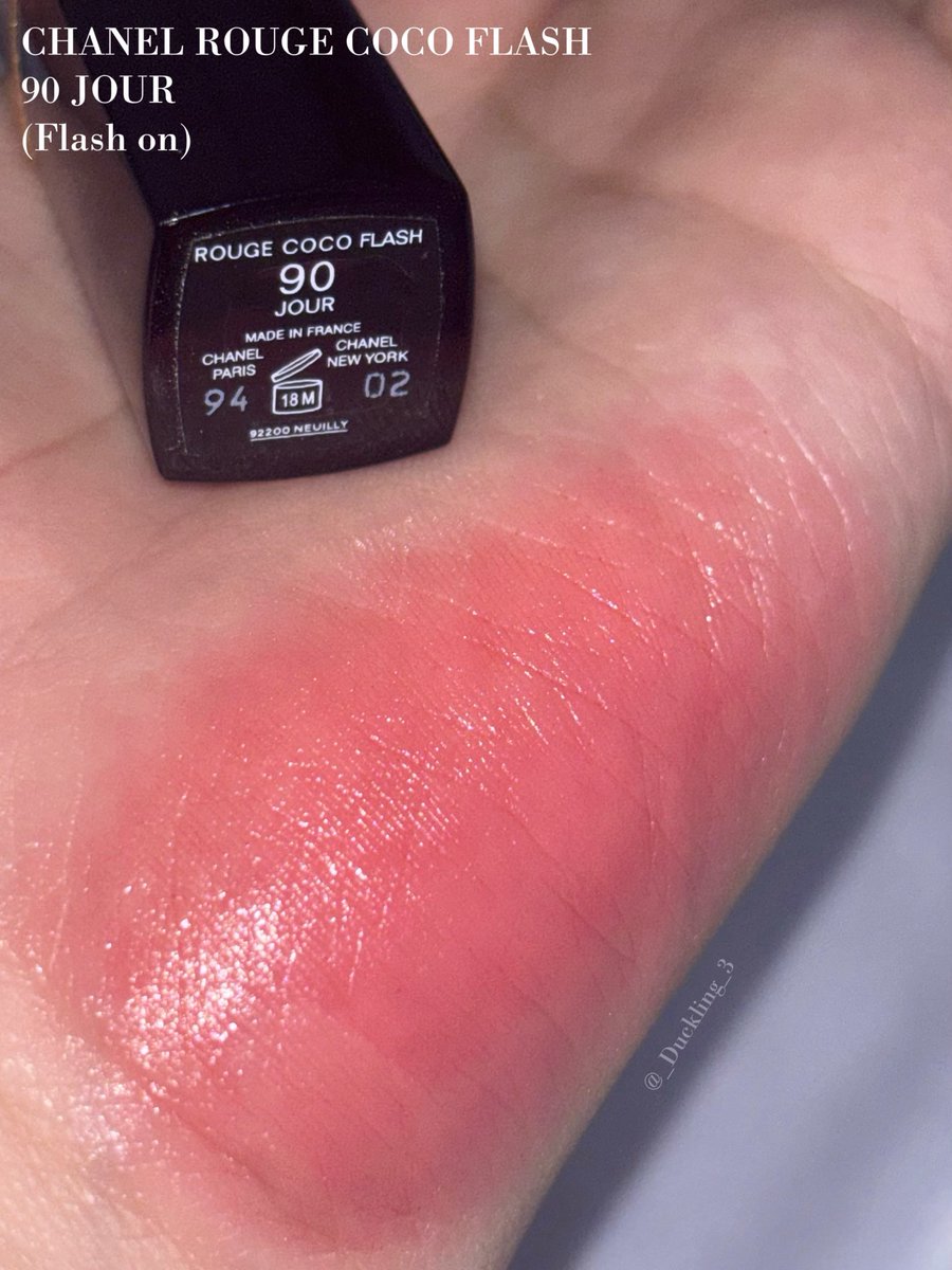 _Duckling_3's tweet photo. #덕발색
CHANEL ROUGE COCO FLASH 90 JOUR
샤넬 루쥬 코코 플래쉬 90 쥬르

정말 예쁜 로즈 핑크 립스틱…💗
저는 루쥬 코코 시리즈는 3가지를 갖고 있는데요, 그 중에서 이 친구를 가장 애용합니다🫶
웜인 것 같기도 쿨인 것 같기도 한… 애매한 로즈 핑크인데 그 오묘함이 참 예뻐요😍

다만 입술 색이 진하신 편이라면 좀 더 탁하게 발색될 수 있어서 꼼꼼하게 커버하신 이후에 바르시는 걸 추천드려요🫰