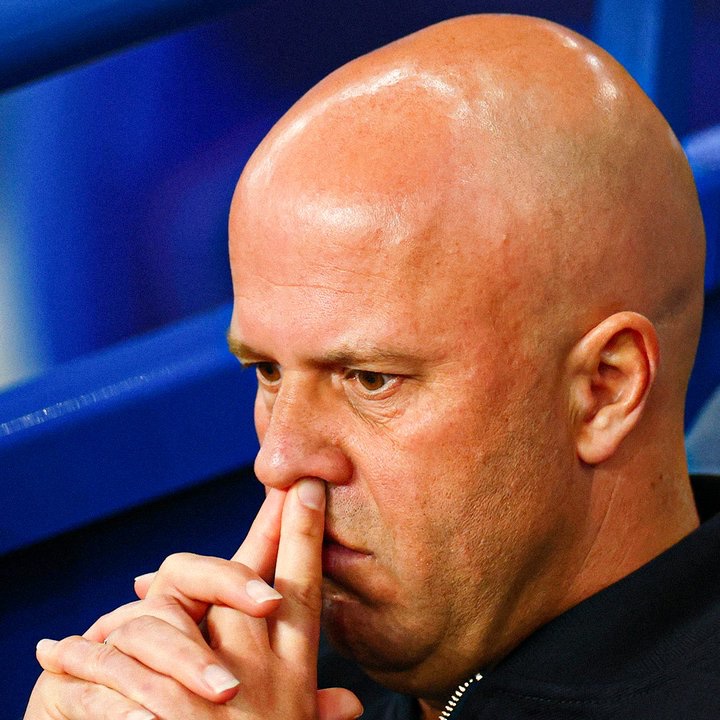 StakeFootball's tweet photo. 🚨🚨| JUST IN: Arne Slot 𝐑𝐄𝐉𝐄𝐂𝐓𝐄𝐃 the Netherlands job, rejecting advances from the Dutch FA.

Slot, cited as favourite to replace Ronald Koeman, said club football still has a lot to offer him. 👀

[@RMCsport] https://t.co/HjDdj2Rer1