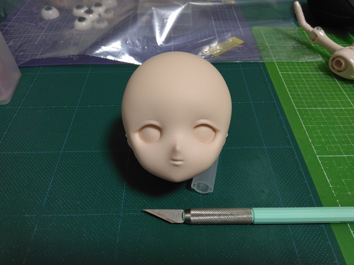 reamer_f's tweet photo. アイホールカットでなるべく失敗したくない人向け。
①切れ味が良い刃を使う
②初めはフチを残し(一発目は刃が挟まってコントロールしにくい)、徐々にキワを攻める
③刃の先端を使う(曲線に追従する)
④素直にアイサイザーを使う
コレを「フツー」と思うかもだけどたまに苦戦してる方を見かけるので https://t.co/kPDxmc47zc