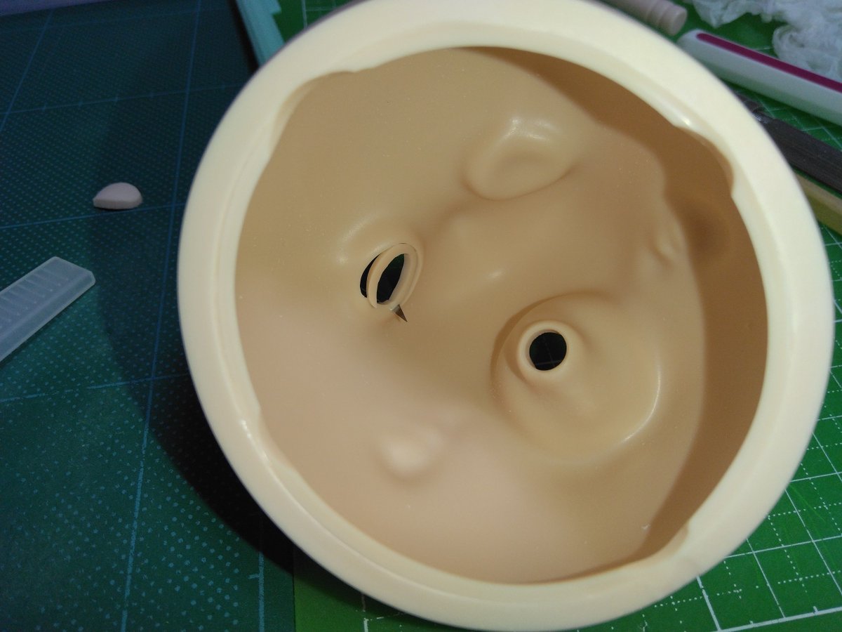 reamer_f's tweet photo. アイホールカットでなるべく失敗したくない人向け。
①切れ味が良い刃を使う
②初めはフチを残し(一発目は刃が挟まってコントロールしにくい)、徐々にキワを攻める
③刃の先端を使う(曲線に追従する)
④素直にアイサイザーを使う
コレを「フツー」と思うかもだけどたまに苦戦してる方を見かけるので https://t.co/kPDxmc47zc