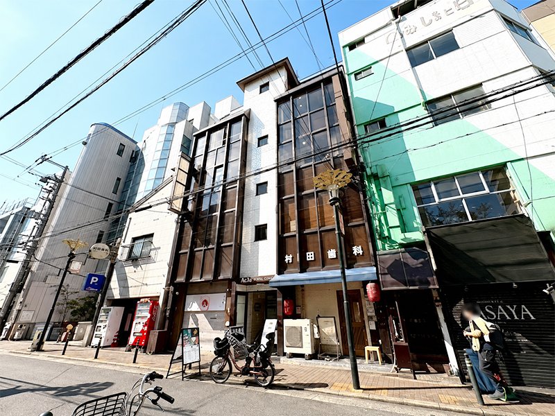 b_maniajp's tweet photo. 【心斎橋徒歩3分×BAR居抜き✨】
大阪・東心斎橋の最上階にある、約5坪の隠れ家的BAR物件🍸
💬カウンターや椅子が残り、造作譲渡金なしで始められるのがポイント！

↓詳細＆問い合わせはこちら📩
https://t.co/A02vl3ppzw

#心斎橋 #東心斎橋 #BAR居抜き #居抜き店舗 #大阪テナント https://t.co/cAjWnMdh0I