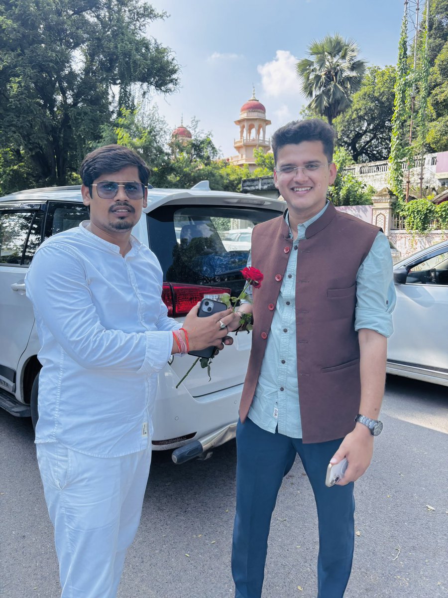 RajatsinghAU's tweet photo. जहां मीडिया को लोकतंत्र का चौथा स्तंभ माना जाता है वहां पर पत्रकार सत्ता से चापलूसी और दलाली में बिक जाते हैं
ईमानदार पत्रकारों में एक भाई अपना @I_Gaurav_Pandey है जो हमेशा जमीनी स्तर से मुद्दों को सरकार के सामने रखता है ।

प्रयागराज आगमन हुआ, भाई के लिए सम्मान तो बनता है https://t.co/cQ5HL6dtYR