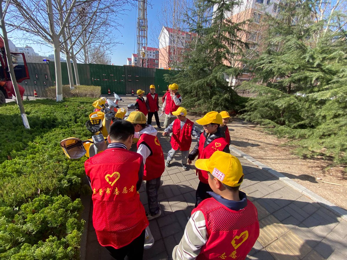 AjayJoshva's tweet photo. Just spent the morning helping clean up our neighborhood park with a lovely group of volunteers! Seeing the kids run around the tidy green space makes every minute worth it  #VolunteerLife #CommunityLove， https://t.co/TfacASsszo
