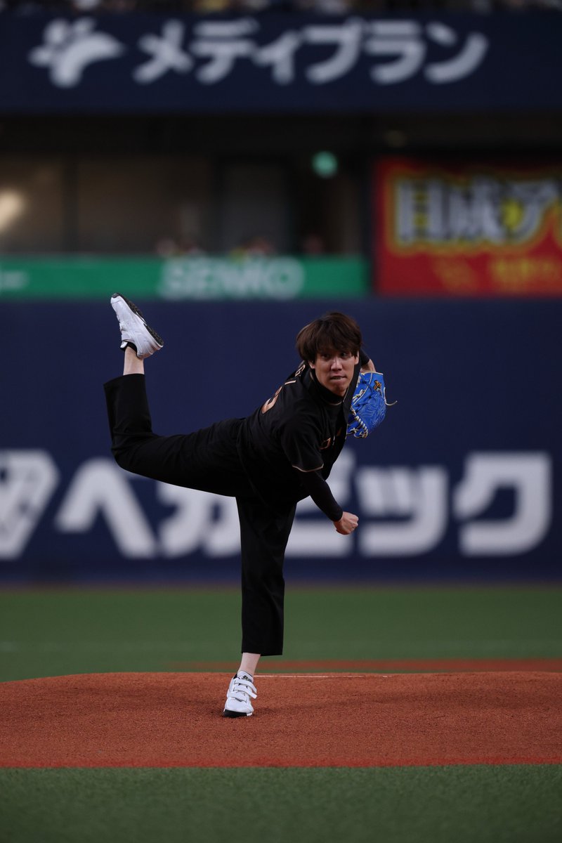 tomose_minnade's tweet photo. 8/7（金）開催「JERAクリーンエネルギーで灯セ！ナイター」⚾️

阪神タイガース vs 中日ドラゴンズ
＠京セラドーム大阪🏟️

この日の始球式は、プロジェクトアンバサダーのQuizKnockより、元野球部でもある須貝駿貴さんが務めました🧢

#灯セみんなで
#tigers
#dragons
#QuizKnock
#JERAセ・リーグ
#jera

※JERAは2050年までに、再生可能エネルギーとゼロエミッション火力で、発電時のCO2排出ゼロを目指します。詳しくはこちら https://t.co/jP1jX2U3WL
※クリーンエネルギーナイターの仕組みに関してはこちら
https://t.co/4hu0FOOwjH