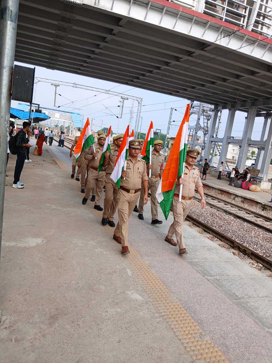 Newslive1234's tweet photo. मैनपुरी 

एसपी रेलवे आगरा के निर्देश पर निकाली तिरंगा रैली 

थानाध्यक्ष जीआरपी मैनपुरी ने अधिकारी कर्मचारीगणों के साथ निकाली रैली 

रेलवे स्टेशन मैनपुरी जंक्शन पर हर घर तिरंगा अभियान के शुरुआत की 

रेलवे प्लेटफार्मों व सर्कुलेटिंग एरिया फुट ओवर ब्रिज पर तिरंगा यात्रा निकाली https://t.co/4IZdMRYerg
