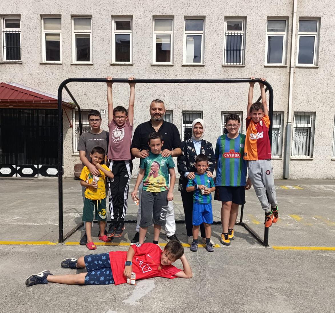 akpartirize's tweet photo. İl Sosyal Politiklar Başkanımız Çiğdem Tezcan ve İl Yönetim Kurulu Üyemiz Yaşar Papaker ile birlikte yaz Kur’an Kursu eğitimi gören çocuklarımızı ziyarette bulundu. https://t.co/UBisDGPrX1