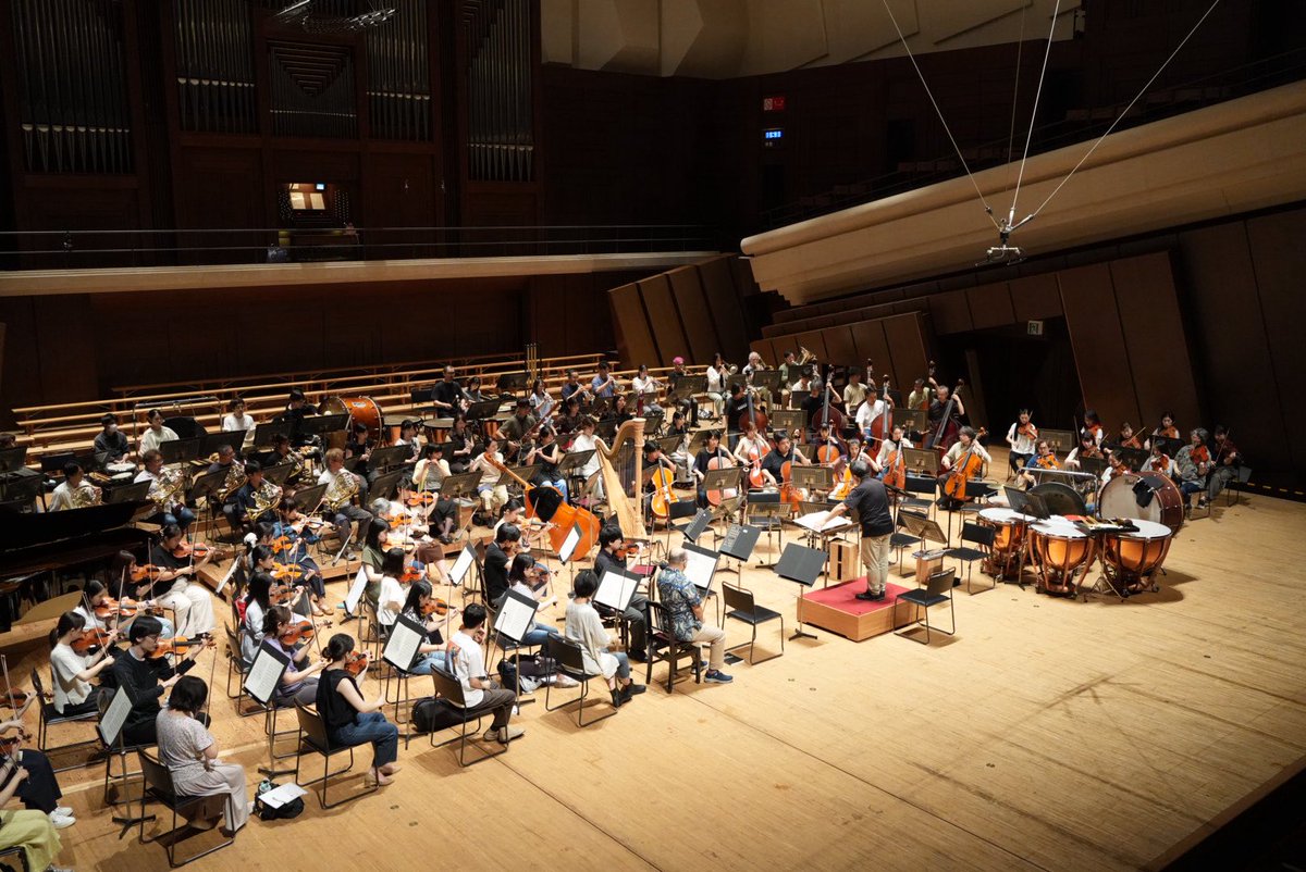 TokyoCityPhil's tweet photo. すみだトリフォニーホール・特別シリーズ第1回 #ブリテン《#戦争レクイエム》リハーサル最終日🎻

今日は本番会場のすみだトリフォニーホール大ホールで行っています✨

まずはメイン・オーケストラのみの練習から🎼
高関マエストロ指揮のもと、綿密に確認を進めていきます。

#高関健 #TCPO https://t.co/xEH3pPZnUP