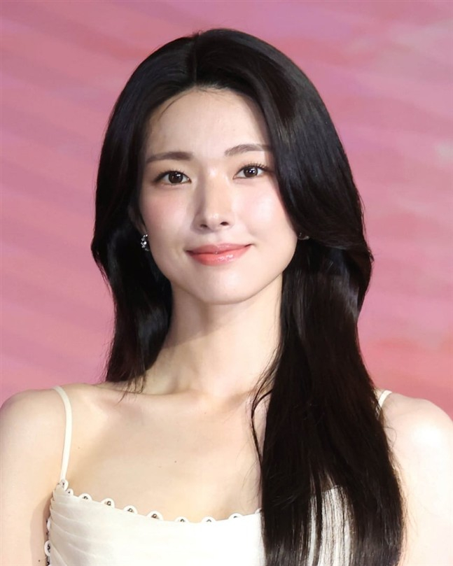 tang__kira's tweet photo. Ha Young merilis permintaan maaf tertulis mengenai sejarah kakek buyutnya yang dikabarkan pro-Jepang.

"Pertama, saya mohon maaf yang sebesar-besarnya atas berita kakek buyut saya yang telah melukai dan membuat malu banyak orang. 

Belakangan, saya baru mengetahui masa lalu kakek buyut saya, Ahn Sangho, dan hati saya terasa berat sekali saat mengetahui sejarah itu.

Selama ini, saya mengetahui cerita tentang kakek buyut saya dari keluarga. Dalam ketidaktahuan saya yang memalukan, di beberapa kesempatan saya bercerita mengenai kakek buyut saya, bahkan membangga-banggakannya."