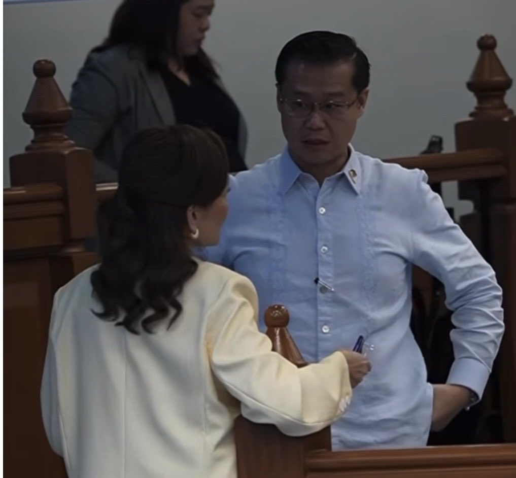 mldrscully's tweet photo. wdym we got stills on sherwin looking at risa while she’s not looking; risa looking at sherwin while he’s not looking; and them looking at each other 

HOW DID WE GET TO THIS PART WHERE GALING NA TO LAHAT SA ACCOUNT NI RISA I KENNAT BREATHEEEE DI NA AKO
MAKALAYA SA WINRI https://t.co/qM6viFSx5y