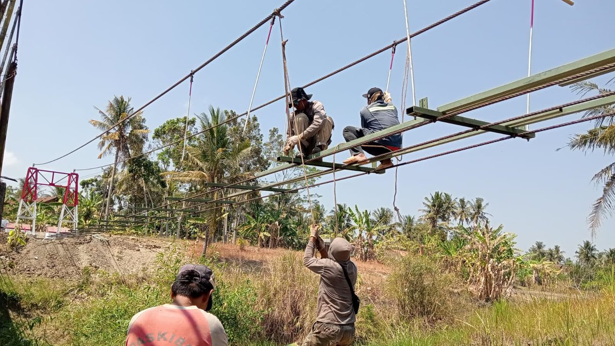 pendim0703clp's tweet photo. Pembangunan Jembatan Gantung Perintis Garuda di Sungai Cibereum Desa Sarwadadi Kecamatan Kawunganten kabupaten Cilacap Masuki Tahap Pemasangan Hanger dan Pagar Pembatas https://t.co/QFwwylFw4q