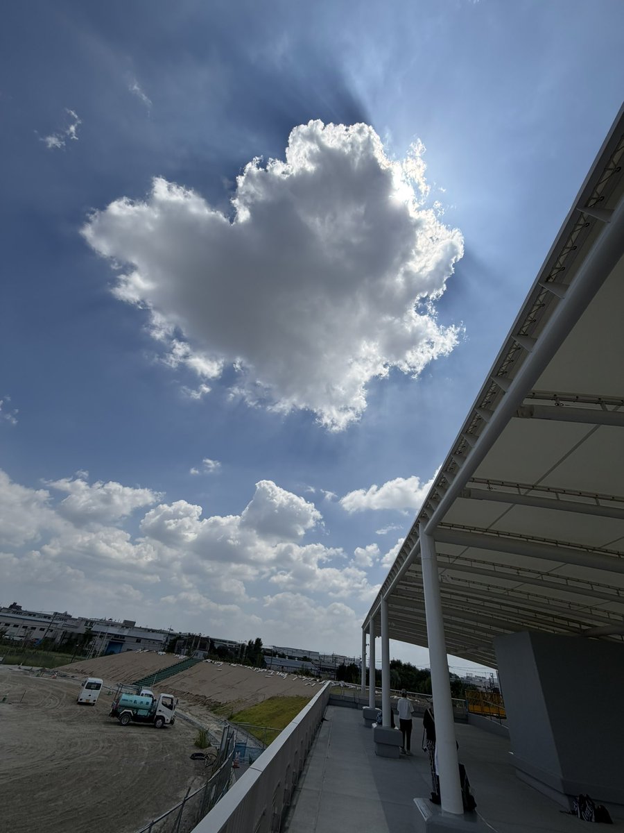 norisuke61's tweet photo. 豊中つばさ公園
ma-zika

子供の頃、親戚の兄ちゃんに飛行機見れるから！と川の土手へ連れて行ってもらった所が恐らく千里川だったんだろうなと。

#オーラニスモ
#ドライブ
#飛行機
#子供の時の記憶 https://t.co/Ay5f4suFU3