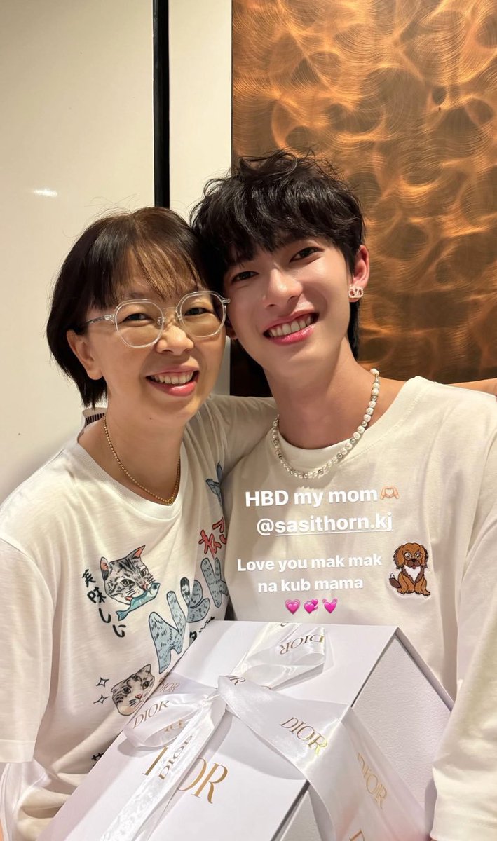 SuwrrnPhaw66352's tweet photo. สุขสันต์วันแม่นะคะ
หม่าม้าเจี๊ยบและพี่พูห์ด้วยน้าา
ขอให้มีสุขภาพร่างกายแข็งแรง
ขอบคุณที่เลี้ยงดูพี่พูห์
มาเป็นอย่างดีจนเติบโต
เป็นคนดีของทุกคนครับ
#ppookt
@ppoohkt https://t.co/nDba0Kp8lL