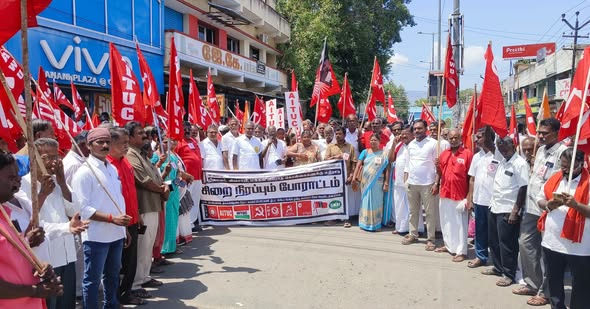 JanasakthiThola's tweet photo. #திண்டுக்கல்
ஒன்றிய பாஜக அரசின் மக்கள் விரோத கொள்கைகளைக் கண்டித்து திண்டுக்கல்லில் அனைத்து தொழிற்சங்கங்கள் - விவசாய சங்கங்கள் சார்பில் மறியல் போராட்டம் நடைபெற்றது.
#JailBharoAndolan #RepealLabourCodes #WorkersProtest #QuitIndiaDay #SaveMGNREGA #AITUC #CITU #INTUC #LPF https://t.co/fQG0kk4iyn