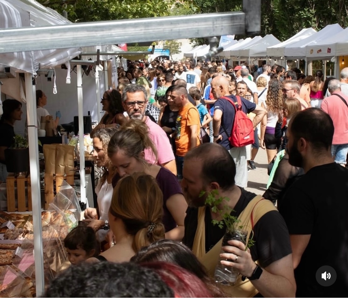 VeganFestCat's tweet photo. Venir al festival a tastar-ho tot és la frase més repetida a Vegan Fest, però com  evitar-ho amb totes les propostes delicioses que oferim?

Aixeca la mà si tu també ets del team a per totes

#veganfest✊🏻🥕 https://t.co/jynL7Q64so