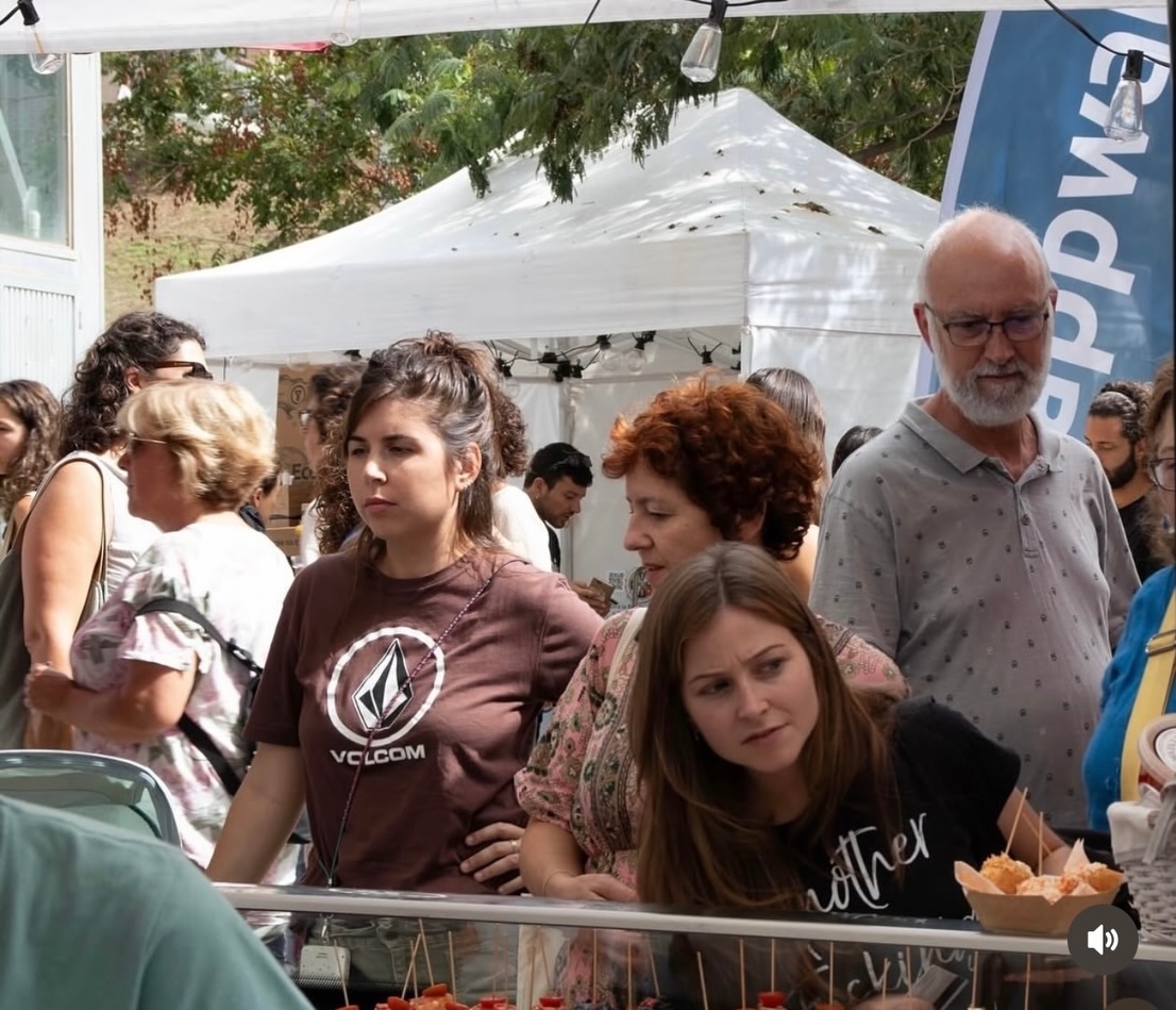 VeganFestCat's tweet photo. Venir al festival a tastar-ho tot és la frase més repetida a Vegan Fest, però com  evitar-ho amb totes les propostes delicioses que oferim?

Aixeca la mà si tu també ets del team a per totes

#veganfest✊🏻🥕 https://t.co/jynL7Q64so