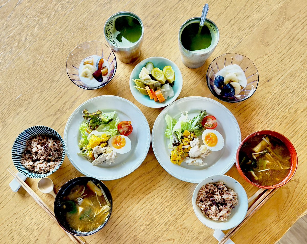 asakusakumasan's tweet photo. 朝食はヘルシーサラダプレート、漬物、味噌汁、酵素玄米ごはん、プルーンバナナ入りヨーグルト、濃茶。#ごちそうフォト
#ヘルシー #健康ご飯
#血栓予防 #免疫力 #朝ごはん
#OMELETYELLOW https://t.co/Vlr67Ot2sG