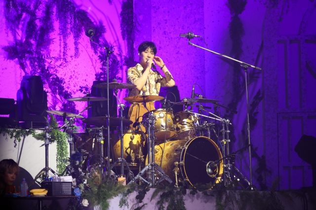 popcornfor2's tweet photo. FTISLAND ดิวะ! ประกาศก้องความมันส์สมศักดิ์ศรีตำนานความร็อกที่ยังมีลมหายใจ ใน ‘2026 FTISLAND TOUR 0 — XIX — III ‘FaTe’ in BANGKOK’
https://t.co/UllEyu0q7N
.

การรอคอยที่คุ้มค่าที่สุด! กับการกลับมาให้พรีมาดอนน่าไทย (Primadonna: ชื่อแฟนคลับอย่างเป็นทางการ) ได้เติมพลังดนตรีอย่างเต็มอิ่ม ในคอนเสิร์ต ‘2026 FTISLAND TOUR 0 — XIX — III ‘FaTe’ in BANGKOK’ ของศิลปิน K-ROCK ระดับตำนาน FTISLAND (เอฟที ไอส์แลนด์) โดยผู้จัดไฟแรงที่ควรค่าแก่การจับตามอง O.N worldwide ที่เนรมิตพื้นที่แห่งการฟื้นคืนจิตวิญญาณของชาวร็อกให้เกิดขึ้น ในวันเสาร์ที่ 8 สิงหาคม 2569 ที่ผ่านมา ณ เอ็มซีซี ฮอลล์ เดอะมอลล์ไลฟ์สโตร์ งามวงศ์วาน

ความสุข ความผูกพัน ตลอด 19 ปีถูกเติมเต็มด้วยเอเนอร์จี้เกินร้อย! พร้อมประกาศก้องว่าพวกเขา FTISLAND ยังอยู่ตรงนี้เสมอ พร้อมเขียนประวัติศาสตร์แห่งดนตรีและเสียงเพลงของพวกเขาให้มีมนต์ขลังมากยิ่งขึ้น ด้วยเวทีการแสดงที่สด ใหม่ เหนือความคาดหมาย ให้ตราตรึงใน ‘FaTe’ นี้ จาก 3 สมาชิกวง นำโดย “อีฮงกี” นักร้องนำผู้มีเสียงร้องอันเป็นเอกลักษณ์ “อีแจจิน” มือเบสสุดวิชวล และ “ชเวมินฮวาน” มือกลอง
เปิดโชว์แรกให้ชาวเกาะได้เปิดโสตประสาทด้วยความตื่นเต้น การเปิดตัวอย่างลึกลับของ “ฮงกี” และการปรากฏตัวของ 2 หนุ่ม แจจินและมินฮวาน พร้อมด้วยเพลงแรกที่กระชากความสนุกให้เริ่มขึ้นทันที กับ SATISFACTION (KOR Ver.) ตามมาด้วย HOURGLASS และ Sage ที่ทั้งโปรดักชัน แสง สี เสียง และการเพอร์ฟอร์แมนซ์ดนตรีสด เสียงร้องทรงพลังของฮงกีประสานกับแจจิน บอกได้ทันทีว่านี่แหละ คอนเสิร์ต FTISLAND ที่แฟนๆ คิดถึง

ก่อนที่พวกเขาจะทักทายชาว “พรีมาดอนน่า” ที่ยังคงตื่นตากับบรรยากาศใหม่ๆ ที่พวกเขาตั้งใจเนรมิตขึ้นมา บอกความตั้งใจโดย “ฮงกี” ว่า “ทุกเพลงที่พวกเราเตรียมมาวันนี้เป็นข้อความที่พวกเราอยากจะสื่อถึงทุกคน เพราะฉะนั้นทุกคนต้องร้องตามและร่วมสนุกไปพร้อมกันนะครับ” ก่อนจะตบท้ายเป็นภาษาไทยว่า “เก่งจังเลย” แล้วรันความสนุกกันต่อ กับ LIMITLESS และ Starlight ที่ฮงกีวิ่งลงไปไฮป์ชาวเกาะตั้งแต่ด้านหน้าเวทีไปจนถึงสุดปลายฮอลล์

เติมพลังใจพร้อมแล้ว ก็ถึงเวลาเติมความร็อกกันต่อ กับเพลง No.3 (JP ver.) และ Broken เสิร์ฟดนตรีและเพลงยุคใหม่แบบอัดแน่นมาแล้ว ถึงเวลาให้ชาวเกาะได้ผ่อนคลายกับเพลงที่คุ้นใจ ฟังแบบสบายๆ ด้วยดนตรีแบบอะคูสติก กับ Love Love Love ที่ทุกคนต้องร้องตามด้วยฟีลลิ่งเศร้าเท่านั้น! ต่อด้วย Thunder, Cloud ที่มีจังหวะปรบมือของทุกคนคลอไปด้วยกัน และ Rising Star ที่พรีมาดอนน่าไทยถูกศิลปินแซวไม่หยุดเพราะร้องเพลงไม่ตรงคีย์!

ดนตรีเดือดขึ้นเรื่อยๆ ในขณะเดียวกันช่วงทอล์กจากพวกเขาก็ทำเอาชาวเกาะขำหน้าสั่น เรียกว่าเอ็นจอยโมเมนต์ทุกวินาที ทั้งในเพลง Summer Night’s Dream และ Falling Star ที่พวกเขาสลับกันลงมาวิ่งไปรอบๆ ฮอลล์ ซึ่งจังหวะนี้นอกจากความวิชวลของพวกเขาในระยะประชิด ยังได้เห็นฮงกีสลับไปตีกลองและเล่นเบส ขณะที่แจจินก็ทำหน้าที่รัวกีตาร์ ทำให้เวทีนี้สนุกมากยิ่งขึ้น

ความมันส์เกินพิกัดที่อะไรก็ยั้งไม่อยู่ ณ คอนเสิร์ตแห่งนี้ นับจากวินาทีนี้เป็นต้นไปชาวพรีมาดอนน่าไทยนั่งไม่ติดเก้าอี้ ออกโบยบินไปกับดนตรีที่หนักแน่นของพวกเขา ทั้ง PRAY, GIANTS และ THUNDERSTORM ก่อนจะมาถึงช่วงเวลาซาบซึ้ง ในเพลง ARIGATO ที่ทุกคนพร้อมกันชูโปรเจกต์ดาวสีเหลือง ที่มีข้อความของแฟนๆแต่ละคนเขียนเอาไว้ เป็นอีกหนึ่งความทรงจำที่มอบให้หนุ่มๆ FTISLAND เก็บไปเติมพลังใจกันต่อ

จากนั้นดาวสีเหลืองอร่ามก็ถูกโบกสะบัดพลิ้วไหวไปตามดนตรีที่ทั้งหนักแน่นและทรงพลัง มันส์กันต่อแบบนันสต็อปไปจนจบช่วงเวลาอังกอร์ นับตั้งแต่ Champagne, Love in the City, Freedom และLET’S SEIZE THE DAY

เป็นการปิดจบคอนเสิร์ตที่แฟนๆ นั่งไม่ติดเก้าอี้ พร้อมกระโดดและร้องตามอย่างสุดเสียงไปกับทุกบีตที่ FTISLAND ส่งมาถึง จนวินาทีสุดท้ายที่พวกเขารวมตัวโค้งขอบคุณ เสียงร้องเชียร์ยังคงดังกึกก้องทั่วทั้งฮอลล์ เป็นสัญญาณว่าแฟนๆ พรีมาดอนน่าชาวไทย พร้อมออกเดินทางไปสู่ปีที่ 20 กับ FTISLAND ให้สมกับความทุ่มเทในการยืนหยัดในการเป็น “ศิลปิน” ของพวกเขา ที่มอบทั้งพลังงานความสุข ประสบการณ์ที่คุ้มค่าทุกวินาทีที่ได้ฟังเพลงจากดนตรีและเสียงร้องจากพวกเขา สมกับการเป็นตำนาน K-ROCK ที่ลมหายใจนี้ช่วยต่อชีวิตและสร้างแรงบันดาลใจให้กับแฟนเพลงของพวกเขาเสมอมาและตลอดไป
.
#FTISLAND #FT아일랜드 #FaTeinBANGKOK
#프리마돈나 #PRIMADONNA
#오엔기획 #ONworldwideThailand