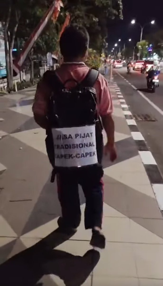 LiaAfri03881071's tweet photo. BANTU UP 🙏
Kenalin, ini Pak Slamet, asal Jombang. Beliau sehari-hari bekerja sebagai tukang pijat keliling di area Gresik.
Beliau hidup sendiri dan belum memiliki tempat tinggal tetap. Setiap hari berjalan kaki mencari pelanggan, bahkan untuk beristirahat beliau biasanya tidur di masjid atau emperan ruko. 🥺
Biasanya beliau berada di sekitar depan RSUD Ibnu Sina atau depan Icon Mall.
Kalau ada teman-teman yang membutuhkan jasa pijat, mungkin bisa mencoba jasa Pak Slamet sekaligus membantu beliau mendapatkan rezeki. Semoga semakin banyak yang tahu dan rezeki beliau dilancarkan. 🤲