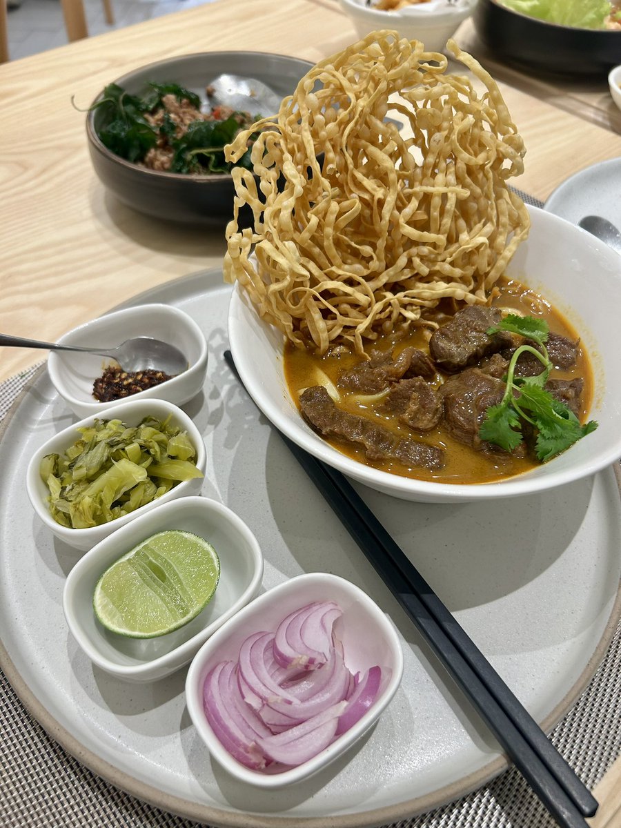 yasustyle's tweet photo. タイは母の日で祝日🇹🇭。
ランチにかみさんとタイ料理。Napha https://t.co/36siO2KKsy