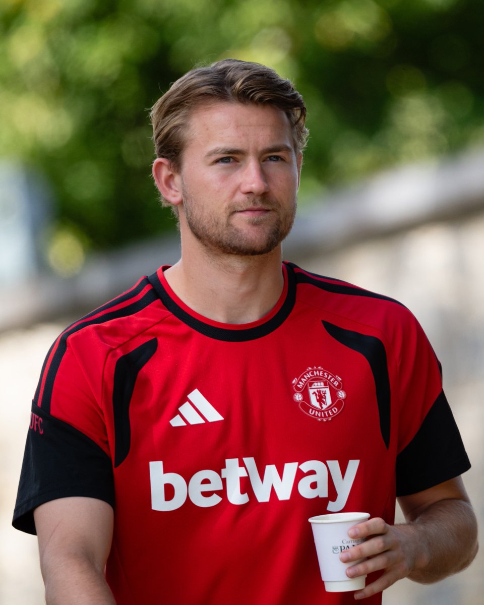 UnitedStandMUFC's tweet photo. Wishing Matthijs de Ligt a happy birthday today! 🎉 https://t.co/KX1tSu4SSa