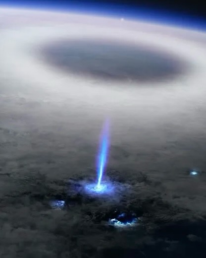 NightSkyToday's tweet photo. 🚨: The International Space Station spotted an exotic type of upside-down lightning called a blue jet (illustrated) zipping up from a thundercloud into the stratosphere in 2019. https://t.co/vw6md2E40C