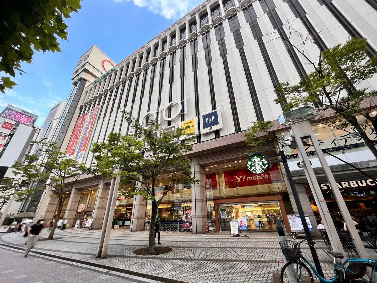 equallove_bot's tweet photo. 【リリイベ】錦糸町

今回のイベント会場は、マルイ錦糸町店8階にある多目的ホールです。

会場周辺には滞留できる場所がなく、整理番号をお持ちの方の集合も、指定時間前はマルイ店舗前となります。

駅前という立地上、一般のお客様も多くいらっしゃいますので、周辺での長時間の滞留はご遠慮ください。

皆様のご理解とご協力をお願いいたします。