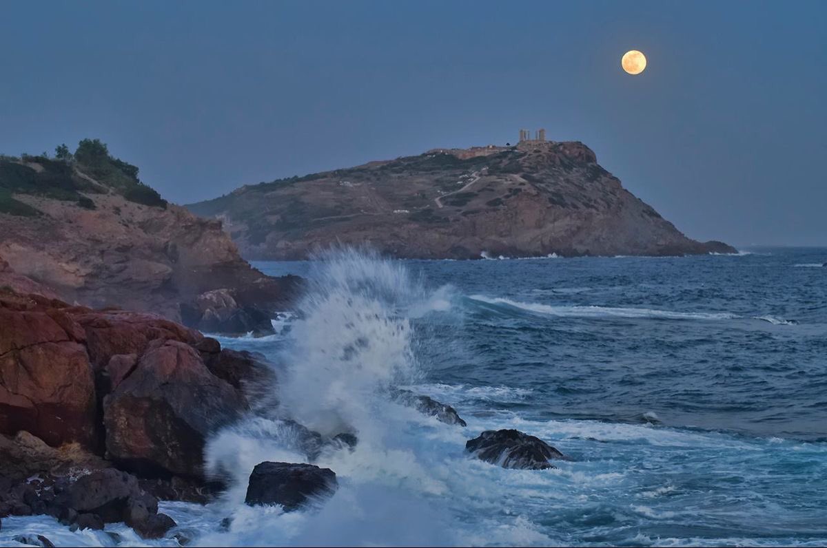 nerdyverz's tweet photo. the sounds the waves make when it hits the rocks https://t.co/xHl7yGMjOx