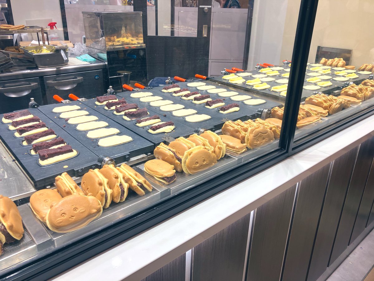 purachitam's tweet photo. 初めてちいかわ焼きのお店に来た！！
わくわくしながら並んでる🥺 https://t.co/ku1LkkcDPd