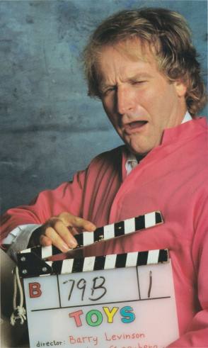 SensaCine's tweet photo. El 11 de agosto de 2014 nos sacudió una terrible noticia que llegaba desde Paradise Cay, en California. Allí, Robin Williams, mítico actor y humorista, había muerto por suicidio. Tenía 63 años. 

Williams, que había cimentado su carrera en el humor y las películas familiares, no encajaba en el perfil de depresión, pero lo cierto es que estaba luchando contra muchos demonios, como lo había hecho durante gran parte de su vida.

Su carrera contiene personajes tan legendarios como el mentor Sean Maguire de El indomable Will Hunting (1997), el Dr. Malcolm Sayer de Despertares (1990) o el inolvidable John Keating de El club de los poetas muertos (1989). 

Muchos crecimos con sus películas y seguro que para muchos siempre será Alan Parrish de Jumanji (1995), Peter Pan de Hook (1991) o la Sra. Doubtfire (1993). También es el genio de Aladdín (1992) y su huella marcó el doblaje en todos los países.

El actor luchó contra el alcoholismo y la adicción a las drogas durante mucho tiempo. Se mantuvo sobrio durante 20 años, pero sufrió una recaída en 2006, a la que le siguió otra más. 

Cuando falleció en 2014 se encontraba totalmente sobrio, pero padecía una depresión severa. En su último año con vida sufrió ansiedad, estrés, insomnio, pérdida de memoria, delirios.

Uno de los sucesos más trágicos de la historia del cine.

https://t.co/HBVdmcEPYo