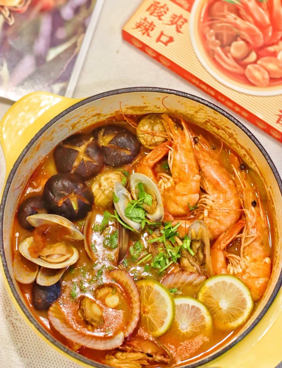 dnlu_sbza's tweet photo. Tucking into authentic Tom Yum Goong tonight—zesty lemongrass, spicy chilies, and plump shrimp make this Thai soup a flavor explosion! https://t.co/7WcpykFYjl