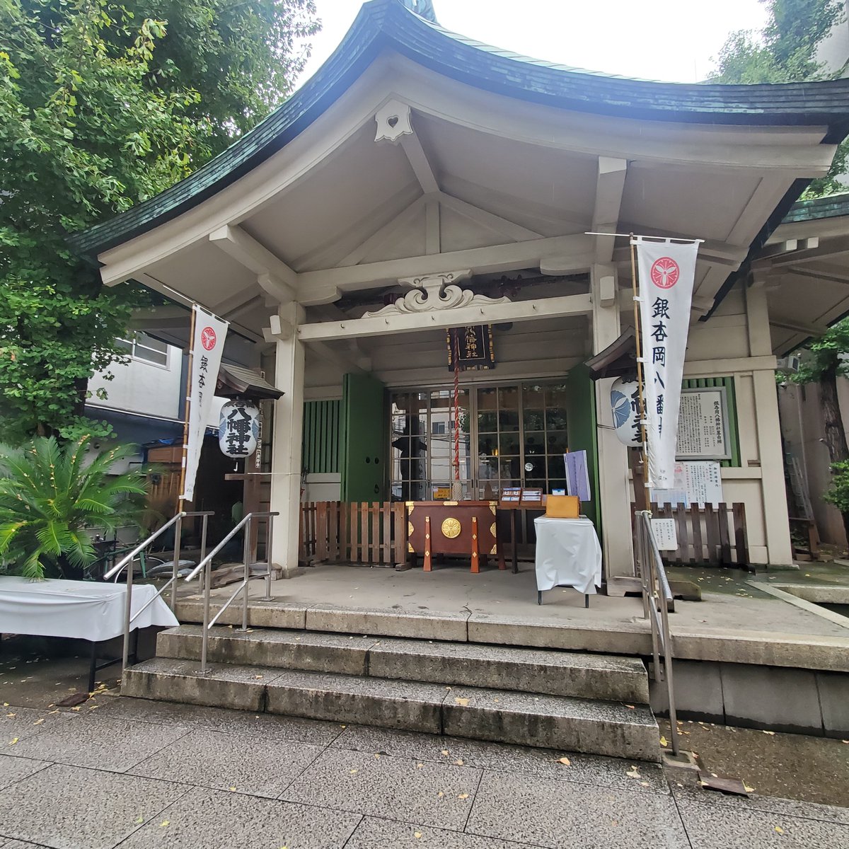 A68218660's tweet photo. 涼しい音色を奏でた鈴虫が
手水舎でお出迎え(*´▽｀*)
#銀杏岡八幡神社 https://t.co/0coAuLmp4M