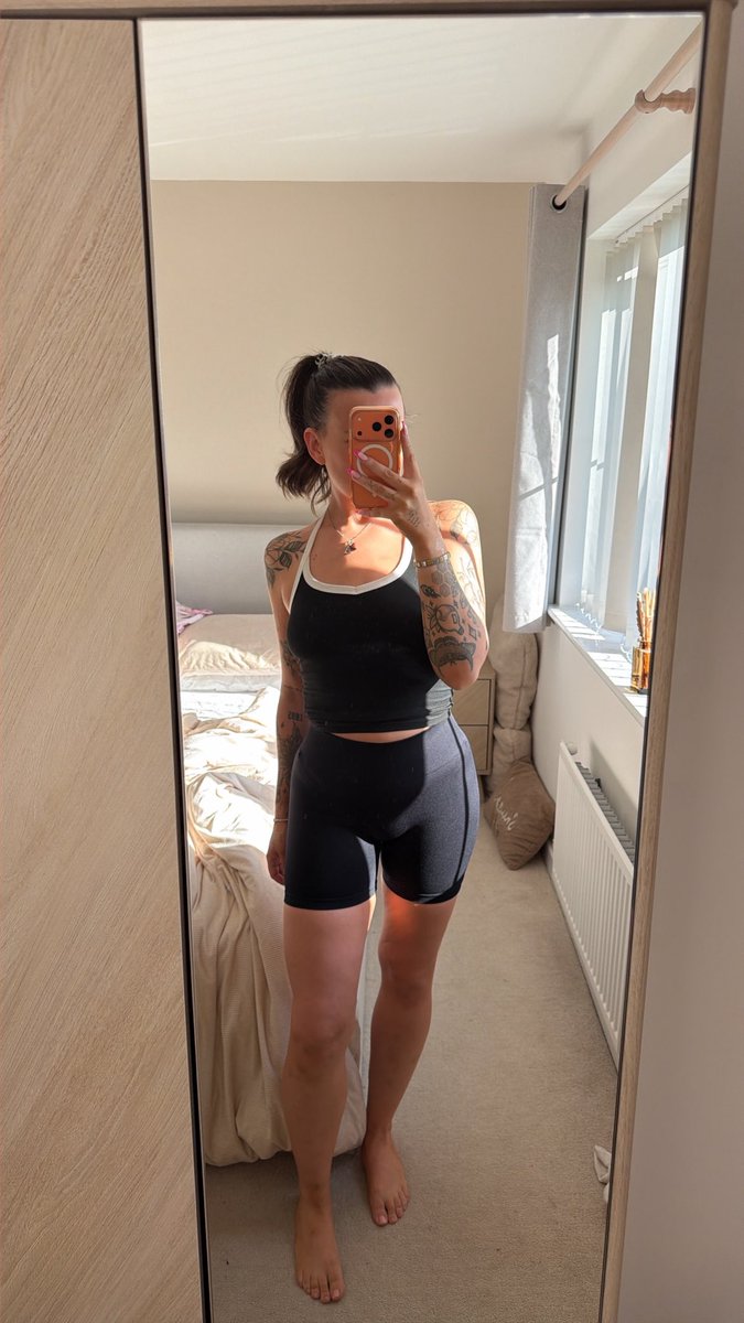 ashlieeafc's tweet photo. need to make my bed https://t.co/mvSEaqCUJV