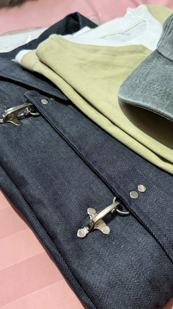 MooU_MY's tweet photo. Moomoos! 
Have you ordered the fan merch yet?

Here's a sneak peek of Denim Jacket &amp; Green Tshirt 👀

What do you guys think? Leave a comment which merch you have ordered and tell us how excited you are 🤩

#MAMAMOO #MAMAMOOinKL #4WARDinKL https://t.co/lsqBixTZX0
