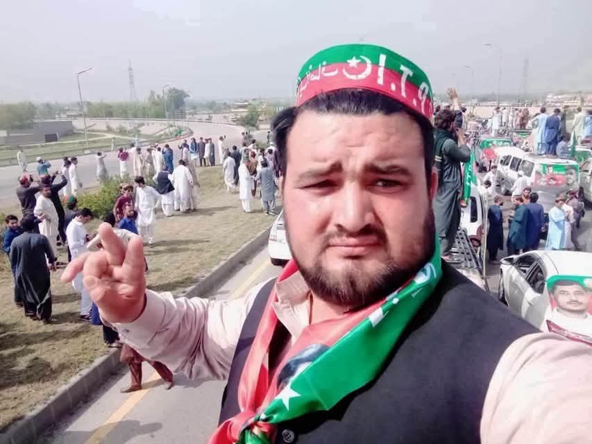 AlpiyalCh's tweet photo. دن 1 بجے اے آر وائی نیوز پر خبر چلتی ہے کہ مال روڈ پر نامعلوم افراد نے ایک شخص کو قتل کر دیا اور ملزمان فرار ہو گئے، پھر 1:45 پر پولیس آ جاتی ہے لاش کو لے کر نکل جاتی ہے، پھر یکدم سارے چینلز اور میڈیا کو خبر اور ویڈیو ایک ساتھ بھیجی جاتی ہے محمد حسین کا سارا ڈیٹا نکالا جاتا ہے تصاویر ویڈیو میں لگادی جاتی ہیں اور پھر ساتھ پستول رکھ کر پی ٹی ائی کا جھنڈا کچھ اور سامان بھی رکھ دیا جاتا ہے کہ جی ایچ کیو پر حملہ ہو گیا، حملہ آور مار دیا تعلق پی ٹی آئی سے اور خیبر سے ہے اور سہیل افریدی سے رابطے میں تھا۔ 
جی ایچ کیو کا چپہ چپہ سی سی ٹی وی کیمروں سے لیس ہے ویڈیوز نکالو ساری ویڈیوز میڈیا پر چلا دو نہیں تو معافی مانگو کیونکہ ایک انسان کا قتل پوری انسانیت کا قتل ہے، ویسے بھی پوری قوم تمہیں اب اچھے سے جانتی ہے.