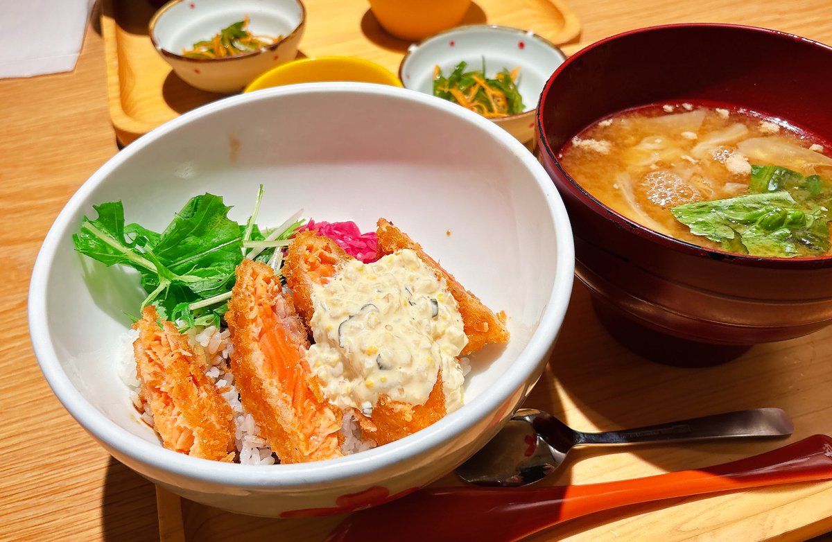 www0008's tweet photo. 魚食べてセイレーン観てきた🐟
私は長年のくりまんじゅう推しです。 https://t.co/ZsmS1ecgsa