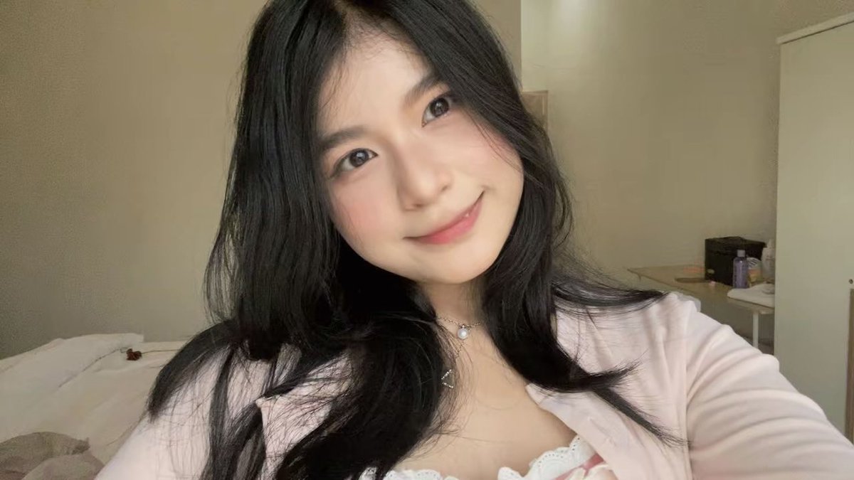 ahnsabelle's tweet photo. hi………. aku fomo :33 I JUST LOVE THE MAKEUP AND MY SUNKISSED BAREFACE DISINI u___u ♥️ https://t.co/rrAyHWuPjl