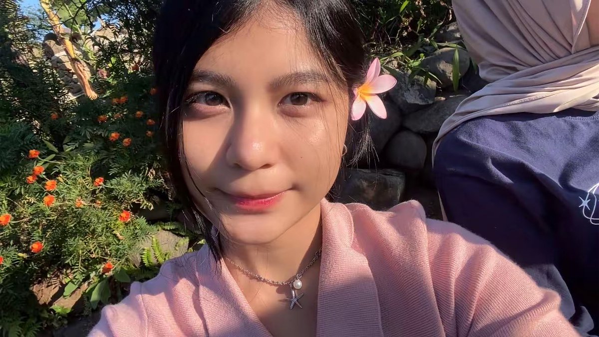 ahnsabelle's tweet photo. hi………. aku fomo :33 I JUST LOVE THE MAKEUP AND MY SUNKISSED BAREFACE DISINI u___u ♥️ https://t.co/rrAyHWuPjl