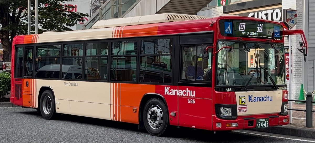 Sakachubus3r's tweet photo. 8/9
ち85号車 いすゞ2KG-LV290N4
ち76号車 三菱PKG-MP35UK改

ち85は茅ヶ崎で1台ものの新塗装エルガ。今回の大型10台のうちエルガは何台導入されるのやら.. https://t.co/wbQ4yj3ajF