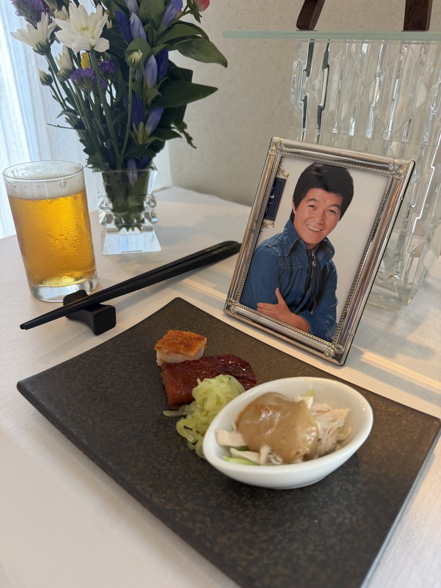 hanakooshima's tweet photo. また、今年も
8月12日がやってきました。
不思議なお天気の一日でしたね。
雨でも、嵐でも
いま生きてる今日は
誰かにとっては生きることのできなかった今日
当たり前にある日常が
決して当たり前でないことを
改めて考える日です。
"いってらっしゃい"と
"おかえりなさい"は
必ずしもセットとは限らない。
これからも、命の尊さを
音楽や講演活動を通じてお届けしていきたいと
思います。
悲しみに終わりがなくても
いまがある幸せ
大切なひとと過ごせる今を
尊い時間を
大切にしたいですね☺️

#坂本九
#上を向いて歩こう
#大島花子
#会いたいは愛