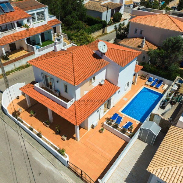 algarve_news's tweet photo. For Sale: Detached 3 Bedroom Villa with pool in Sesmarias, Carvoeiro. @PropertySampson 
https://t.co/Tr4FXvuL2v
#Detached3BedroomVilla #AlgarvePropertyForSale #RealEstateAlgarve #InvestmentPropertyAlgarve #3BedroomVillaWithPool #CarvoeiroVillaForSale #VillaSesmariasCarvoeiro https://t.co/CboBLxr1KF
