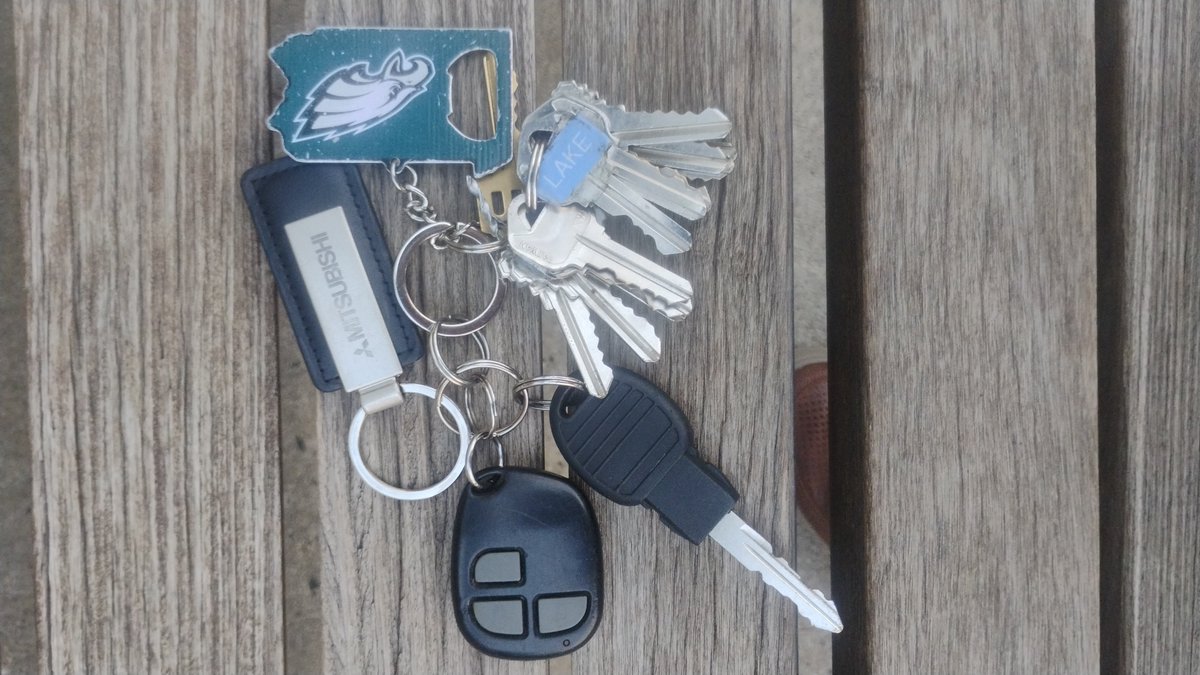 SnoopFire10's tweet photo. @NJTRANSIT_RL  Trenton keys found. Turned in to @NJTransitPolice https://t.co/BVSKbr8JUh