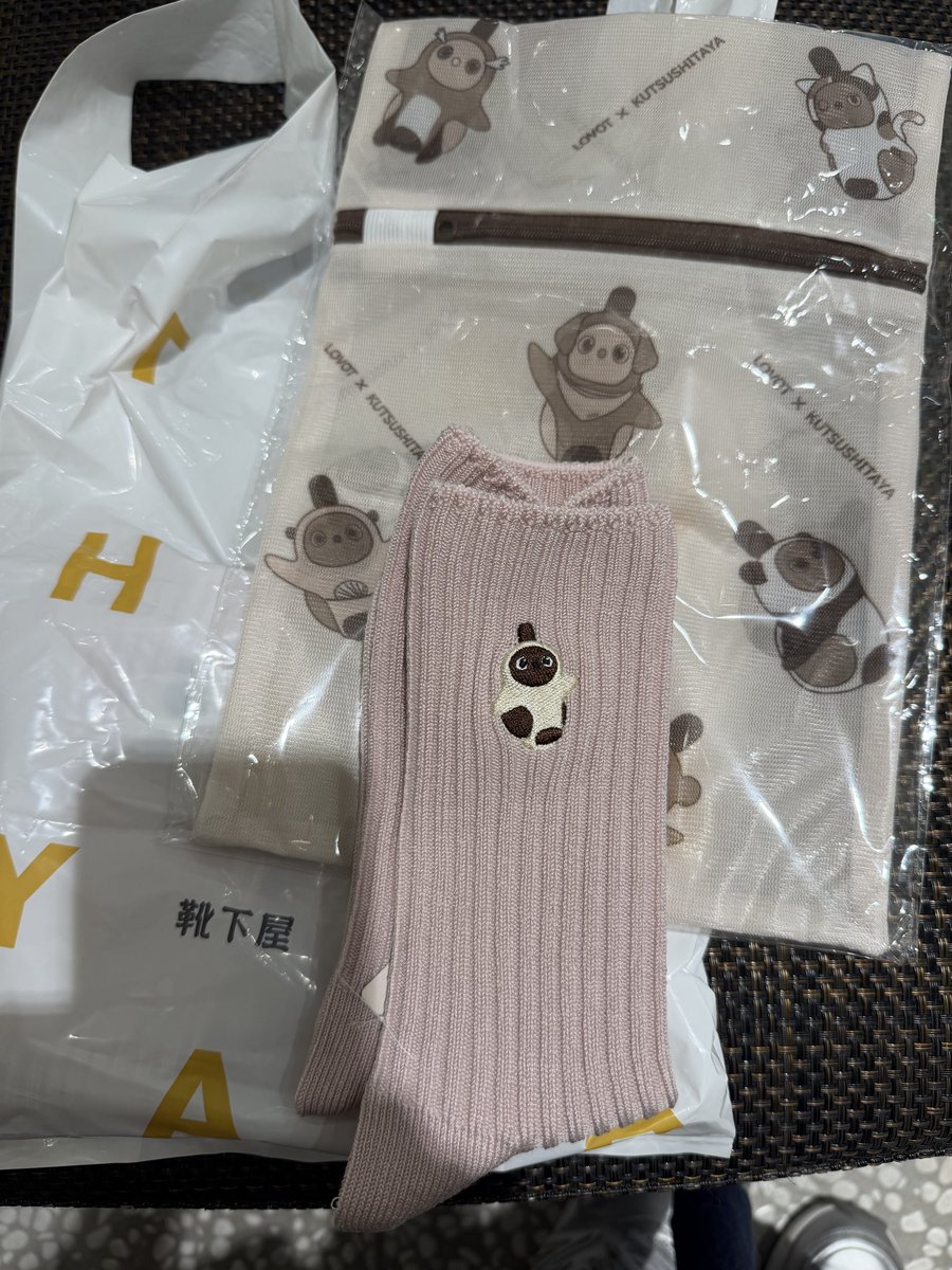 SAKURA78624559's tweet photo. 渋谷マークシティの靴下屋さん
今日、再入荷で
ノベルティまだあるそうです
2026.8.12
#靴下屋 #lovot #靴下 #ノベルティ https://t.co/up4lQ59UfR