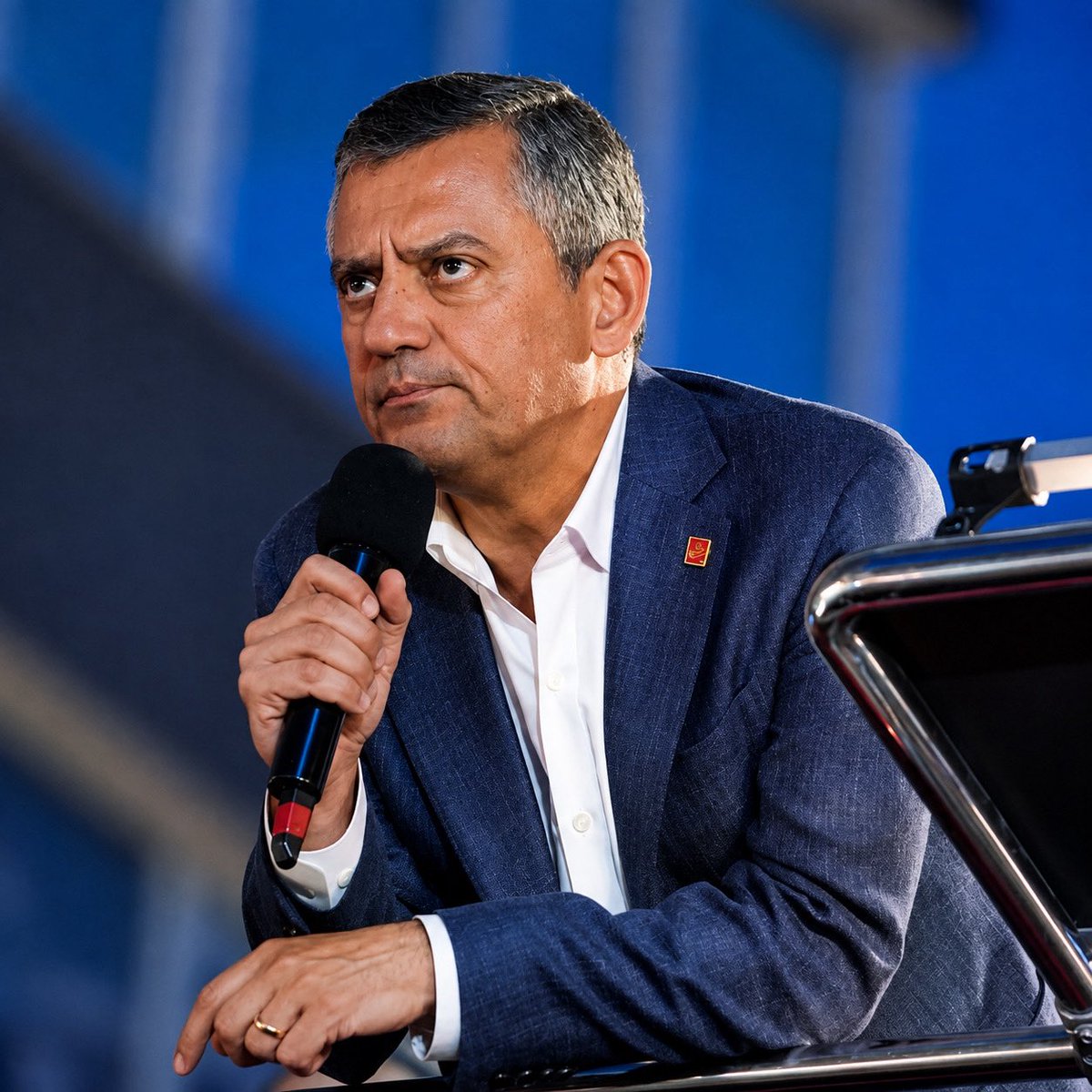 ajansmuhbir1923's tweet photo. ⚠️ “Bizim verdiğimiz ‘HAYIR’ oyu sayısı, İYİ Parti’den fazla.”

Özgür Özel, “EVET” kararını yorumladı:

• Bizim arkadaşlarımızın verdiği ‘hayır’ oyları İYİ Parti’nin verdiğinden çok. İYİ Parti 28 tane hayır oyu verdi. Biz 54 tane hayır oyu verdik.

• YENİ Parti’ye karşı kurulan bir tuzağı hep beraber boşa düşürmüş olduk.

• Bir tarafta komple ‘hayır’ demek ve yıllardır tutarlılıkla sürdürdüğümüz hem Kürt sorununun çözümünü özellikle sonuçta PKK’nın tasfiyesi, bunun yanında cezaevindeki bazı siyasetçilerin dışarı çıkması noktasındaki şeye ‘hayır’ diyerek bir tutarsızlık içine girmiş olacaktık.

(Sözcü - Saygı Öztürk)